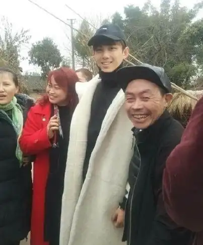 吴磊回四川老家过年, 帅气和蔼与乡亲们合照!