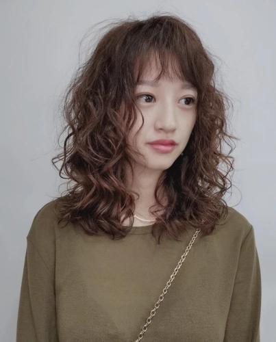 2020冬季流行全头烫卷卷发型,蓬松时尚又保暖,真洋气