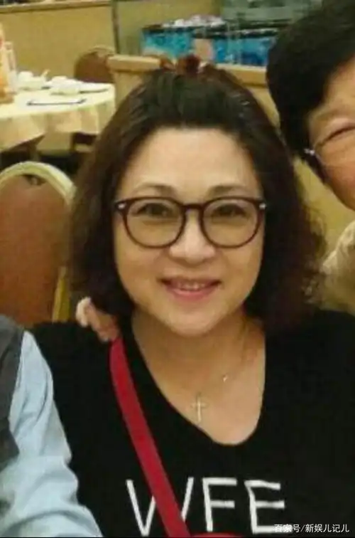 如今黄秋燕在美国嫁给了餐馆老板,生活状态不错,比李连杰还要大的她看