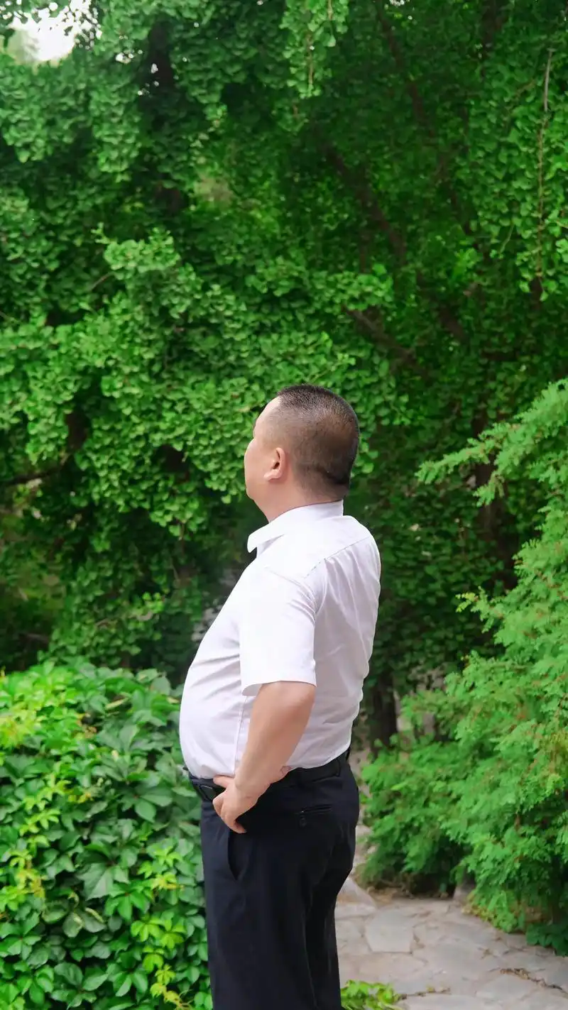 山清水秀 拍个帅气的背影 #什么样的男人最有魅力 #大叔也疯狂