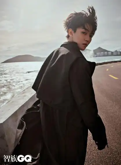 王俊凯gq杂志海边氛围感封面唐嫣时尚芭莎封面