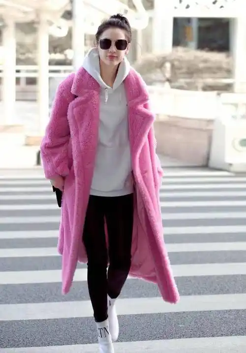 黄圣依究竟刮的什么风,只穿白袜子就出门了?