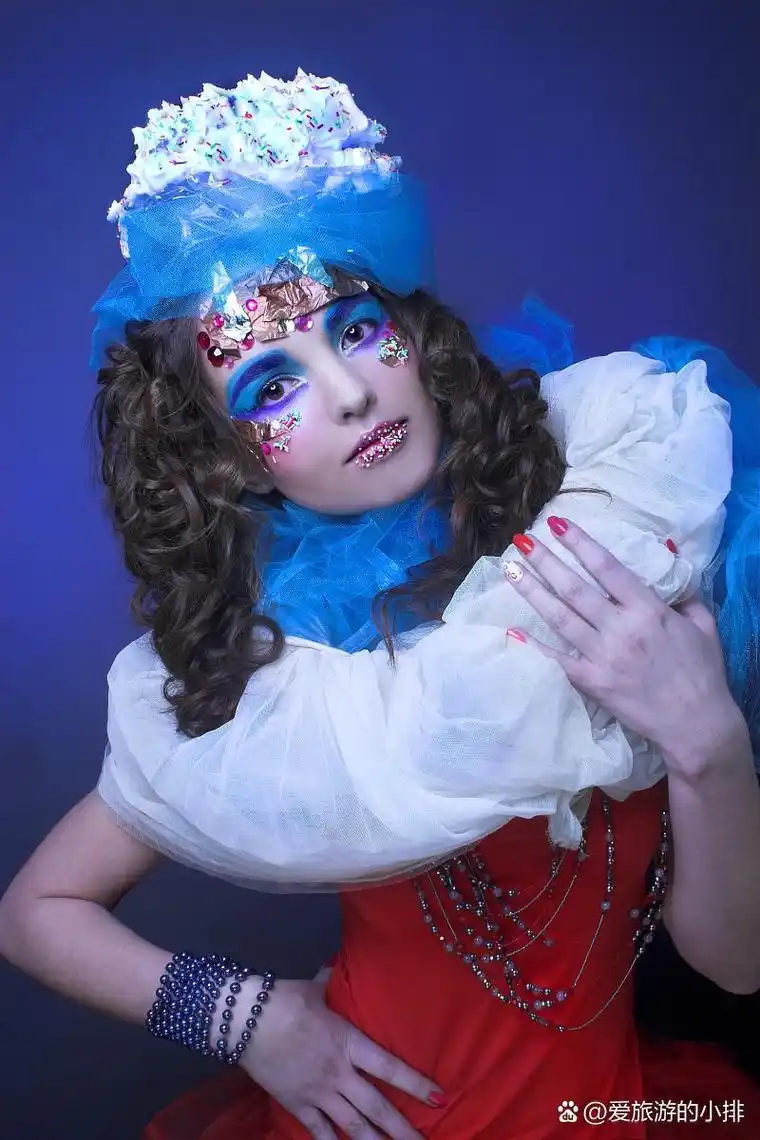 儿童舞台妆蓝色眼影画法 儿童舞台妆是非常重要的一部分,蓝色眼影作为