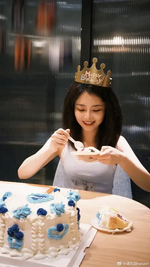 谭松韵分享生日宴会美照,素雅不失奢华,笑容甜美宛如世界小姐