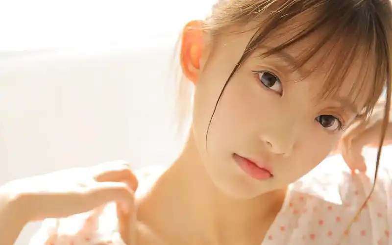 恬静少女性感写真高清电脑桌面壁纸