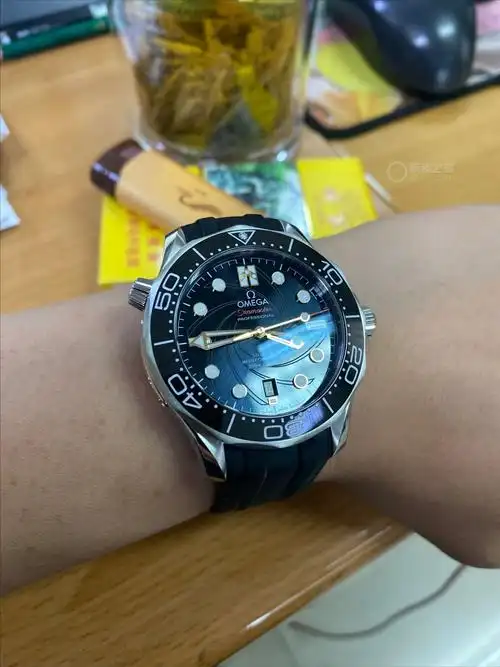 欧米茄 海马300 女王密使007限定