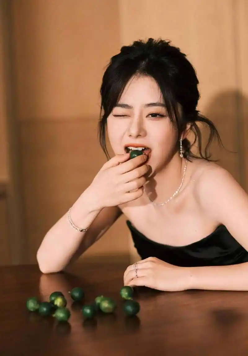 近日工作室晒出了,一组谭松韵时尚写真美照,谭松韵身穿的是一件韩色