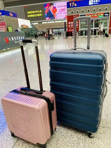 假期第二天,我们一家四口拉着行李箱赶往高铁站,开启了假期之旅.