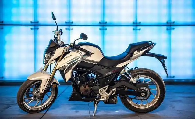 提起好开的摩托车,你一定会想到这款力帆kp250,丝般顺滑的把手,转弯