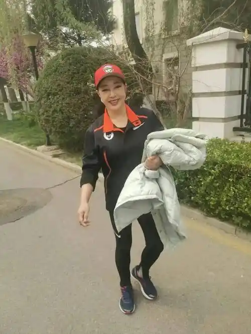 原创刘晓庆自家别墅外踏青感受春天气息本人心态好大耳朵太抢镜