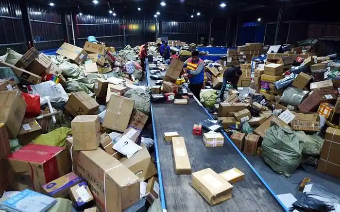 11月13日晚,工作人员在中通快递南京公司紧张作业.