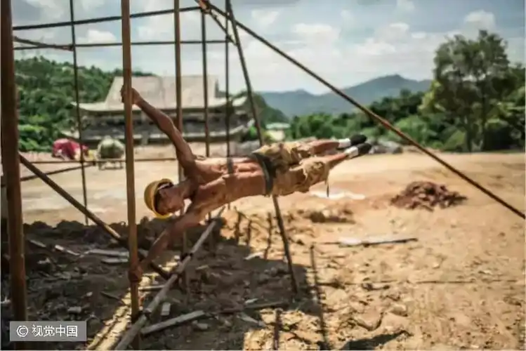 从"举国体制"到"搬砖小伟"1993年7月,北京什刹海体校(上);2016年6月