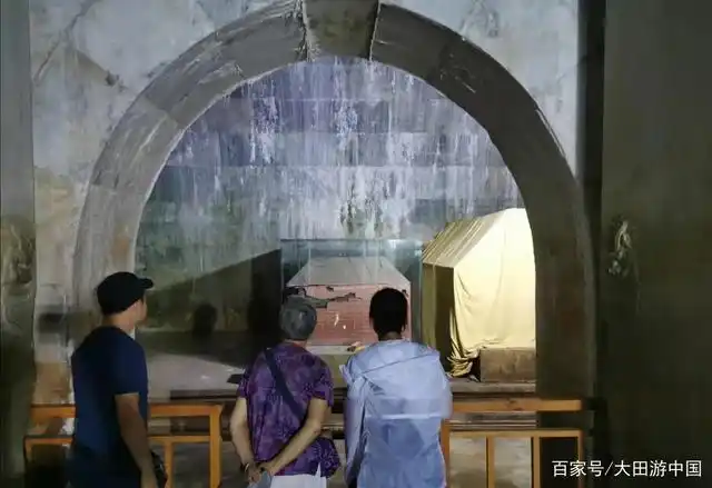 这个地宫是容妃的地宫,容妃就是电视剧还珠格格中香妃的原型.