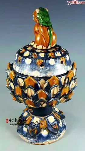 辽素三彩开片莲花瑞兽熏香炉