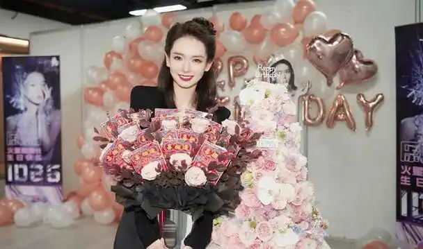 戚薇发25条美图庆祝38岁生日穿芭比粉长裙捂嘴拍照少女感满满