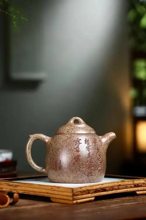 【作品简介】此器为紫砂壶经典造型之一,沉稳端庄,古拙耐看,历来为