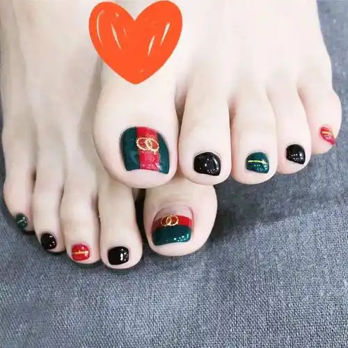 18款脚趾甲网红美甲,高级显白有气质,谁涂谁好看!_黑色_铆钉_感觉