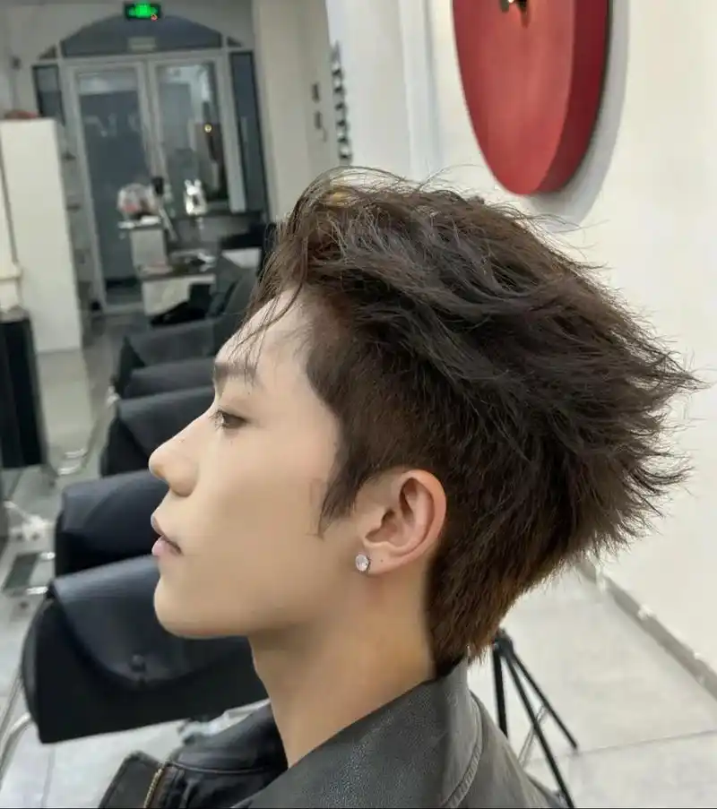 男士发型推荐.这款龙须背头的侧颜谁懂啊真的特别好看非常立体 - 抖音