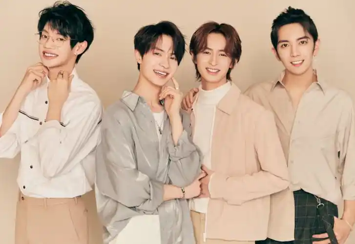 这四位外表俊朗,热爱音乐大男孩们,均是一个原创乐队的成员——vogue5