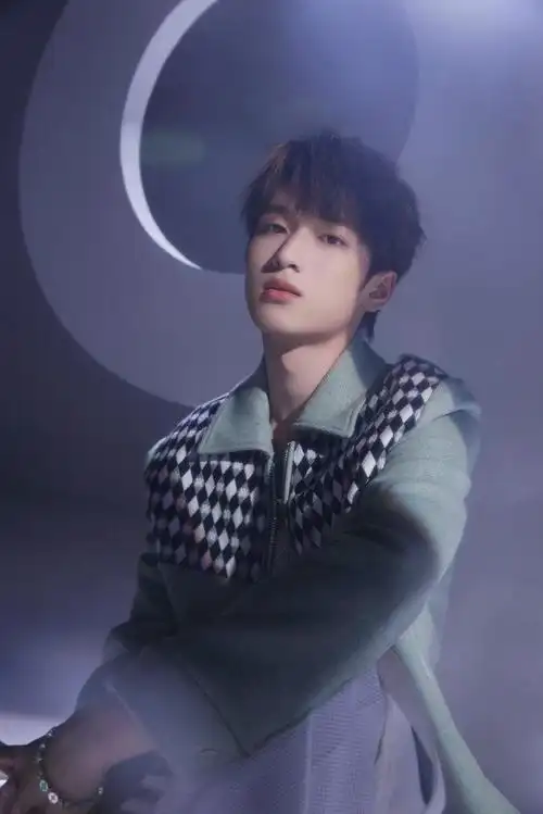 严浩翔棋盘格外套一整个帅到我的心巴上!