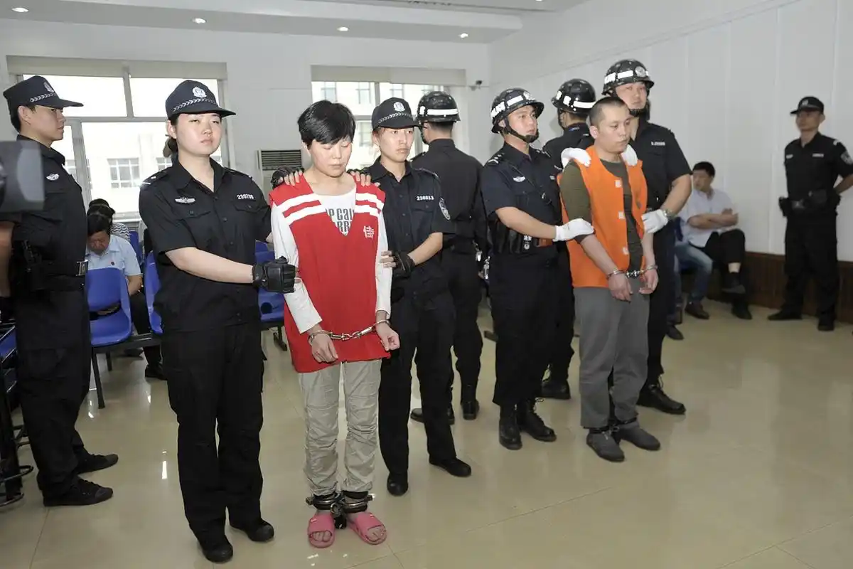 近日,一则关于"女子一百多刀杀夫潜逃25年"的新闻引起了广泛关注.