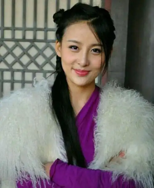 如果你看过2013版的《天龙八部》,可能会对她有点印象,阿紫就是贾青