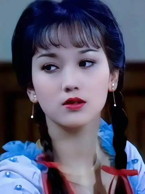 赵雅芝不服老,黑纱鱼尾裙似花瓶,把年轻美女都比下去了_因为_儿子