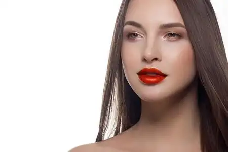 欧美微笑发美女美女特写镜头,长直发,脸上有灿烂的日间妆容.