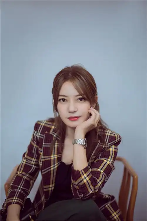 赵薇最新写真曝光目光坚定笑容自信