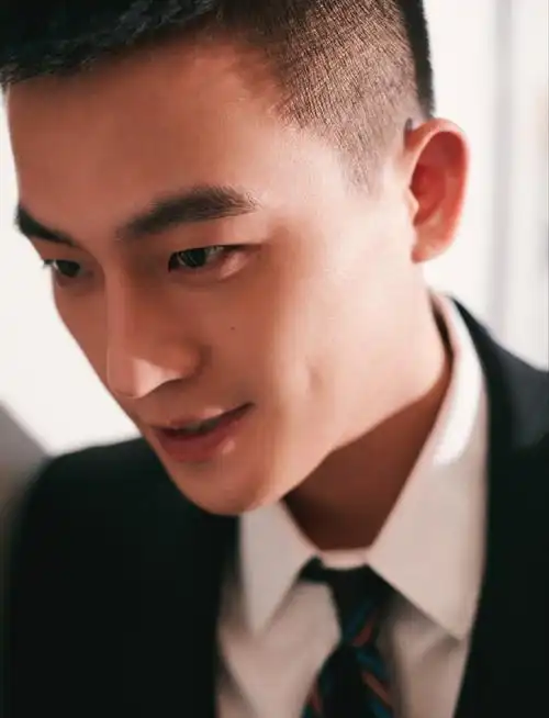 欧豪黑色西装魅力写真图片19