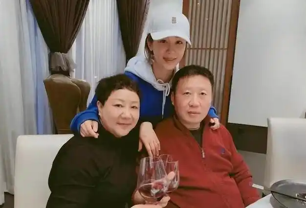 杨紫31岁生日和父母一起庆生一身行头超2万网友赞本人太惊艳