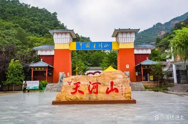 河北邢台有一座爱情山,风景秀美,有山有水,特别适合情侣出游