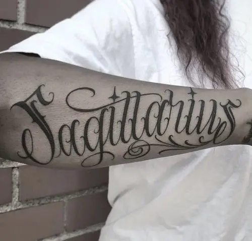 上海由龙纹身分享小手臂花体字纹身图案