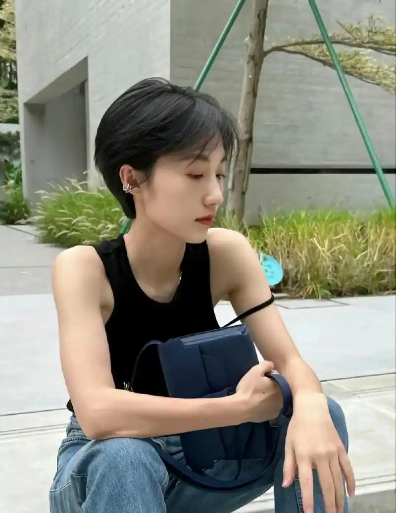 短发推荐齐耳短发 短发推荐齐耳短发超a 这个短发发型,既能突出精致的