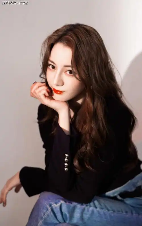 迪丽热巴一改往日甜美风,一身酷帅穿搭超有范,身材好怎么穿都美