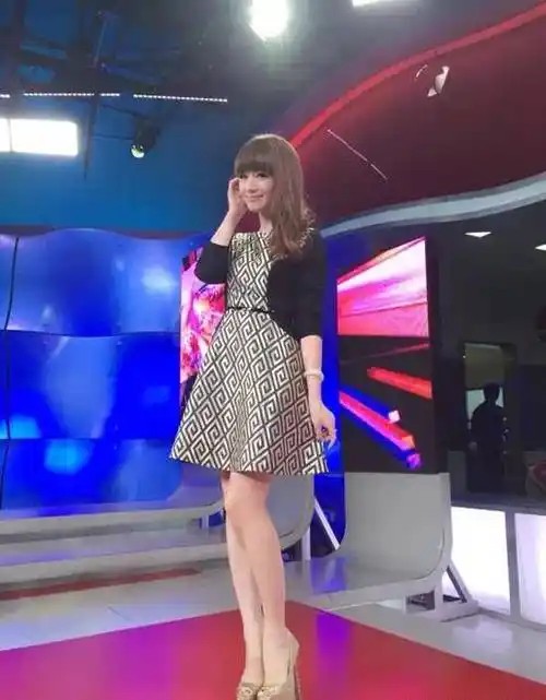 原创东方卫视万蒂妮长相甜美口碑又好原来她嫁给了自己的小学同学