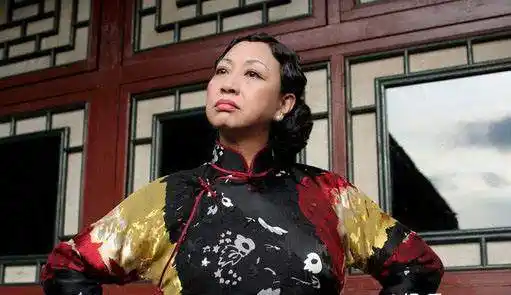 网友称她为最牛逼的小龙女,息影18年,成龙元彪是她的师弟