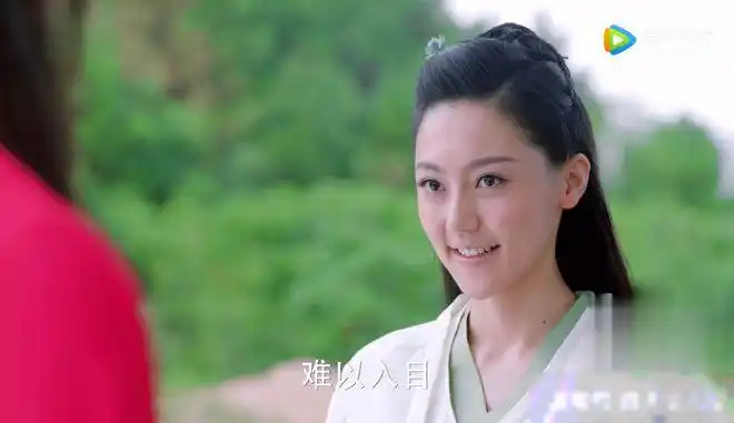 萧玉作为大梁秘府的首领,常年离宫在外执行任务,因为打扮上比起他国