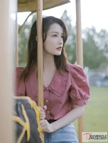 李沁夏日旋转木马写真 灵动俏皮少女力满满_发型站_最新流行发型设计