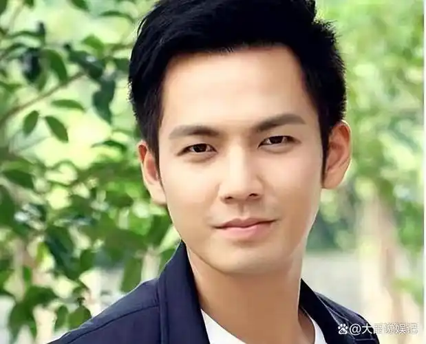 1992年,19岁的钟汉良考入tvb舞蹈训练班,宛如一个刚破茧而出的蝴蝶