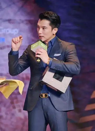 邱泽西装笔挺,气质有加,状态不输小鲜肉