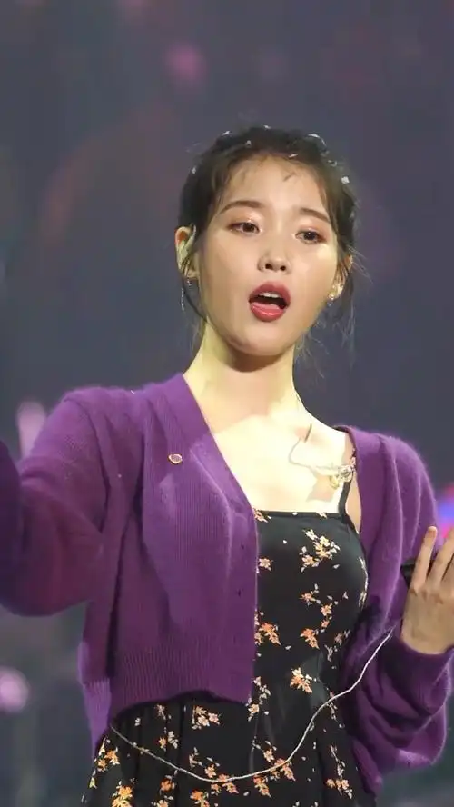 紫色的iu更加的甜美而又性感!