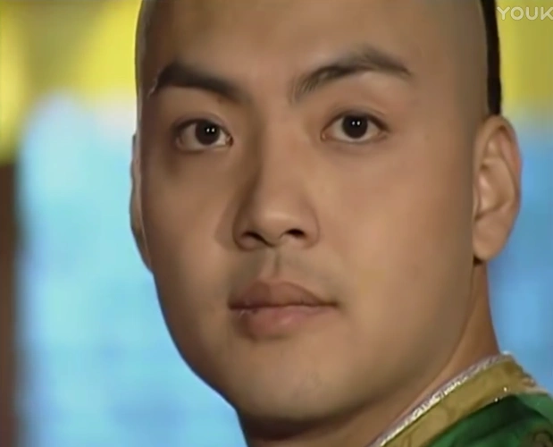 还珠格格箫剑和皇上一起喝酒时你留意过尔康的举动吗