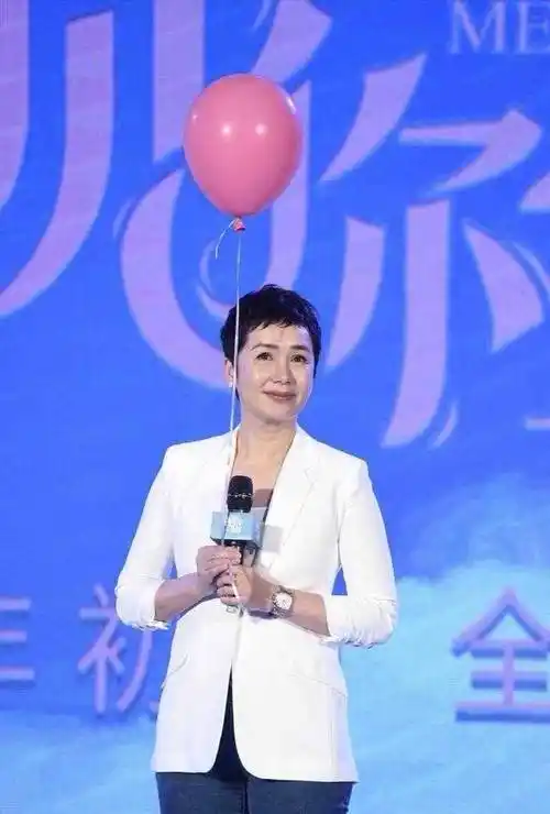 57岁蒋雯丽剪了超短发年轻10岁穿一身黑渔夫帽时髦得认不出