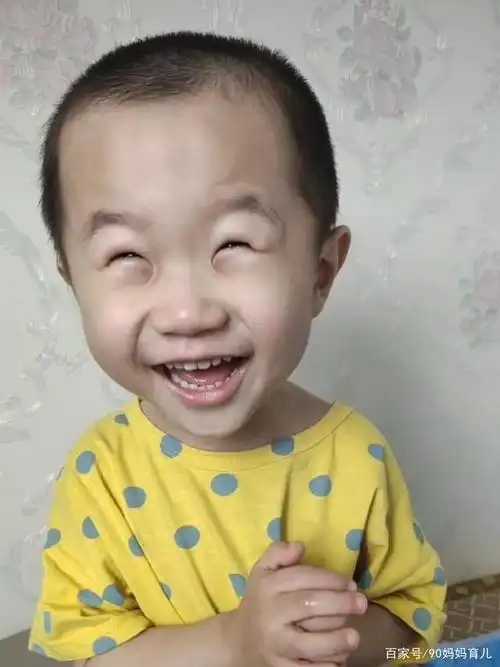 网红最疗愈"笑眼男孩"爸妈亮相,网友:做亲子鉴定会被拒绝