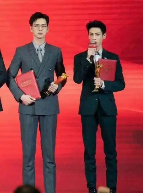 刘宇宁高到看不见赵露思,杨洋同框肖战&热巴却被吐槽_魏大勋_微博