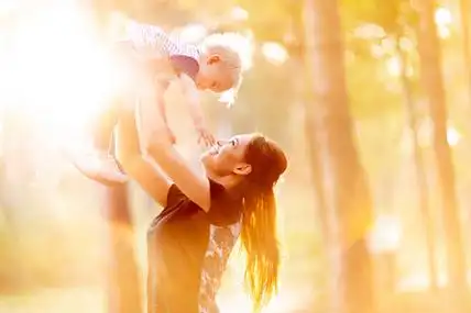 女人抱着小小的孩子年轻的母亲抱着她的儿子.