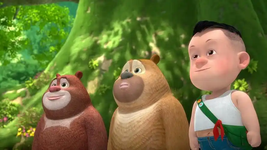 熊熊乐园:熊大光头强玩藤球真厉害,熊二见球就后退