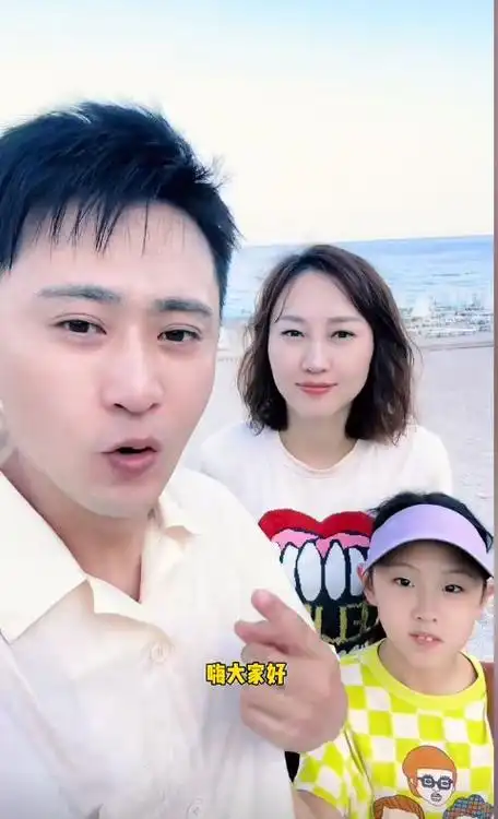 杨帆对户外运动需求不断升级带着老婆孩子到费特希耶玩滑翔伞