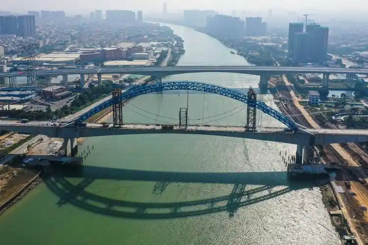 广东南沙港铁路又架钢虹